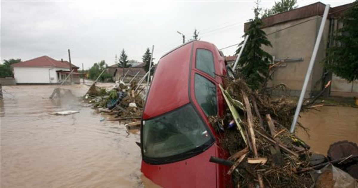 Bulgaria flooding claims 7 lives