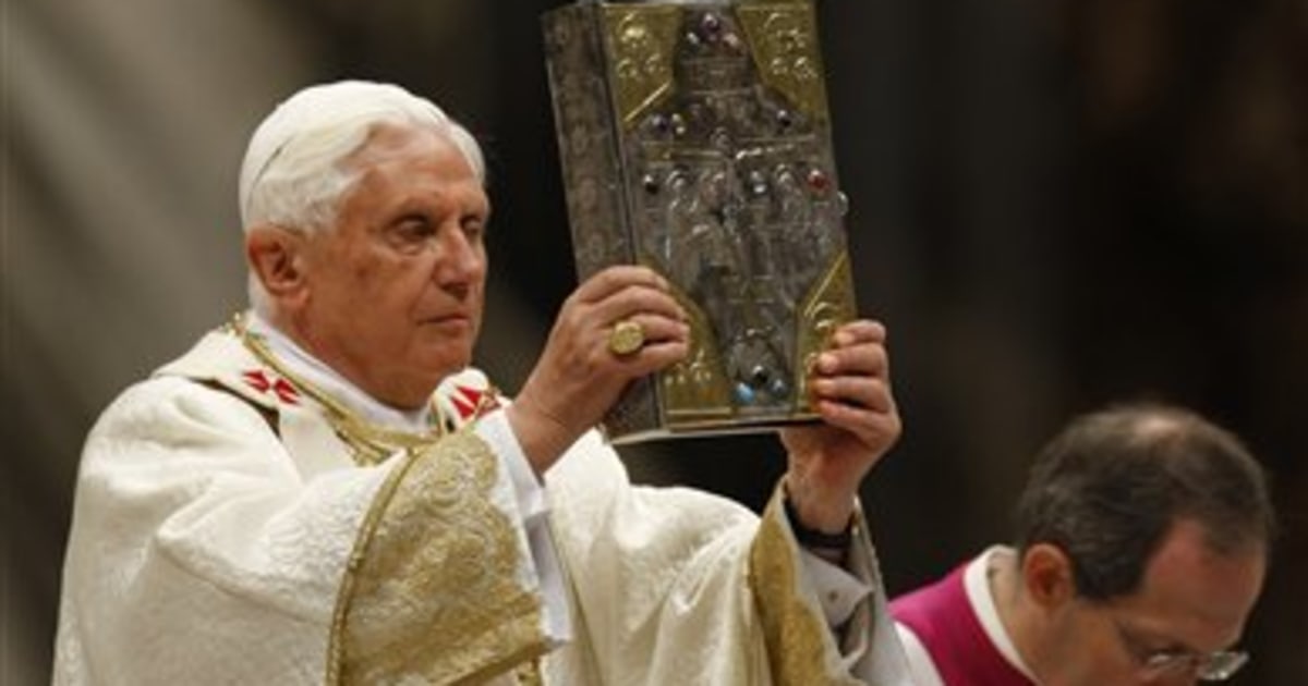 Pope washes priests' feet on Holy Thursday