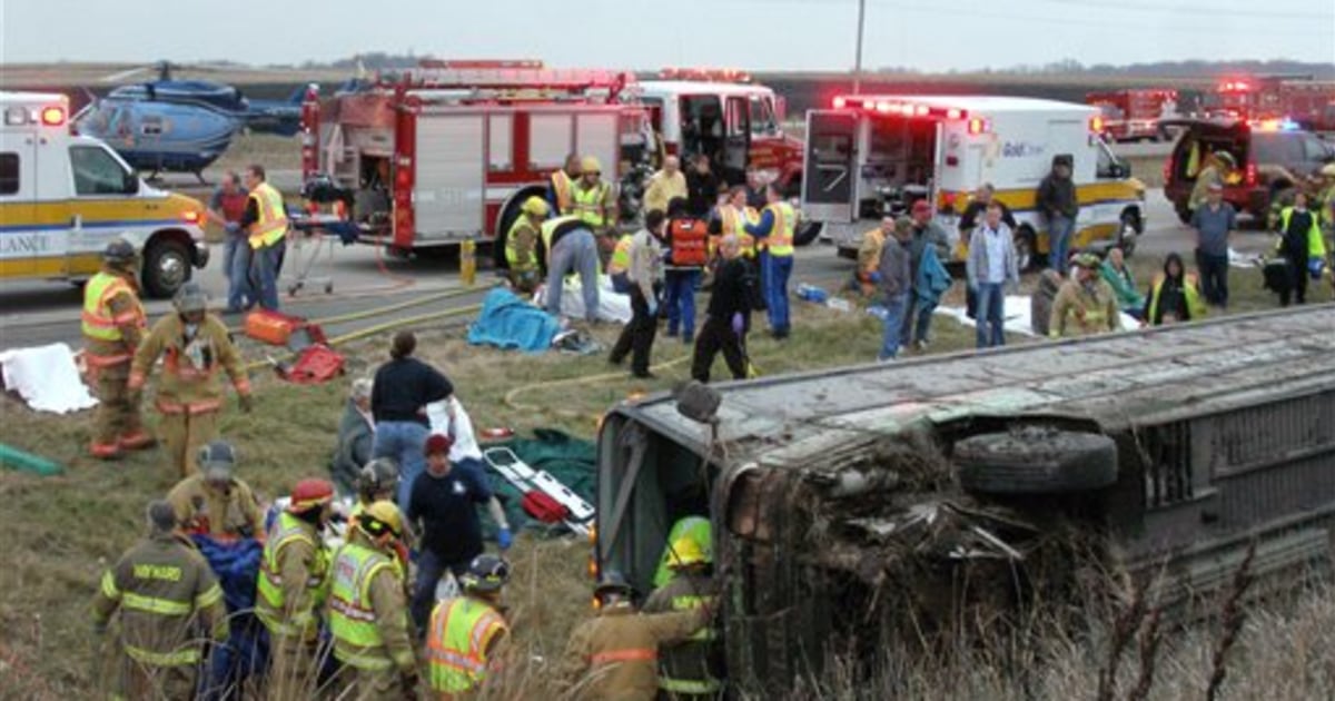 2 dead, 21 injured in Minnesota bus crash