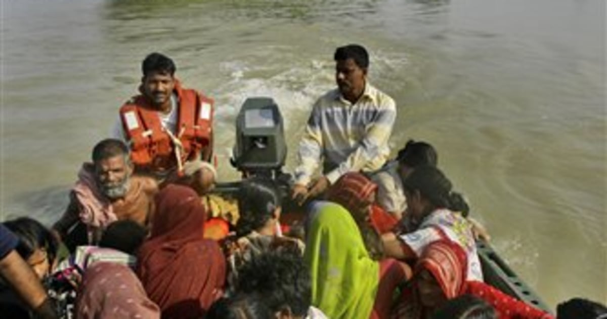 India flood victims swamp rescue boats