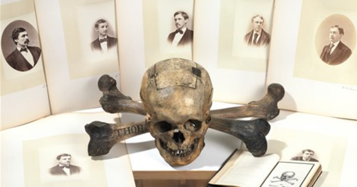 Postcard of Skull and Bones Society Building News Photo - Getty Images