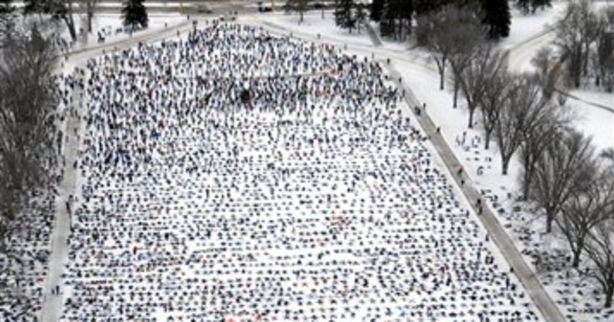 Thousands flap for snow angel record