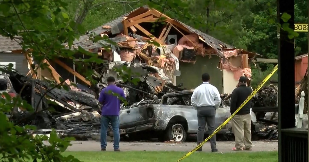 Aftermath of plane crash that killed four people in Mississippi shows