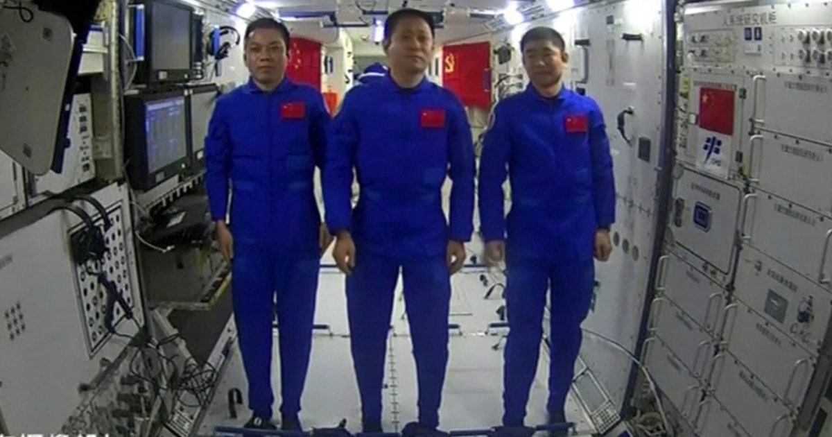 Astronauts assembling new China space station