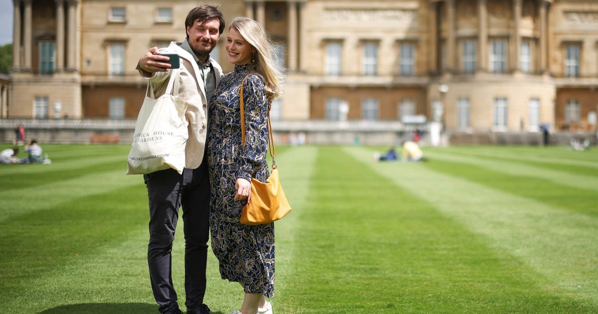 Buckingham Palace Opens Its Gates For Picnics On The Queen S Lawn   PALACE GARDENS 