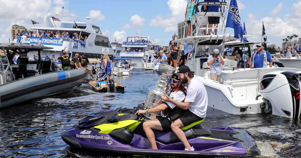 Tampa Bay Lightning celebrates Stanley Cup win with boat parade