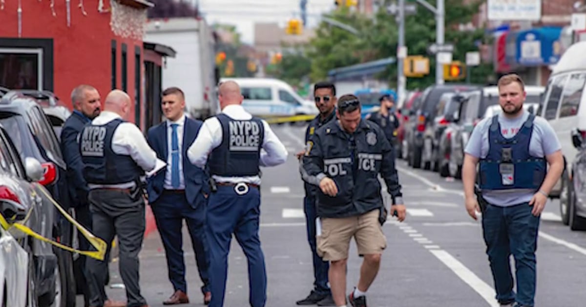NYPD searching for suspects after 10 people shot in Queens gang attack