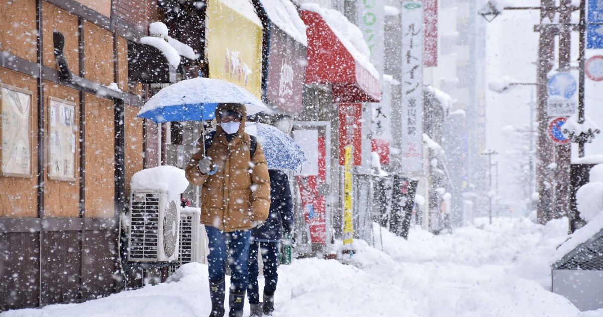 Heavy snow causes travel chaos in Japan