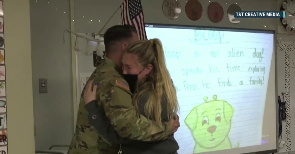 Soldier Surprises Sister While Teaching In Her First Grade Classroom 9329