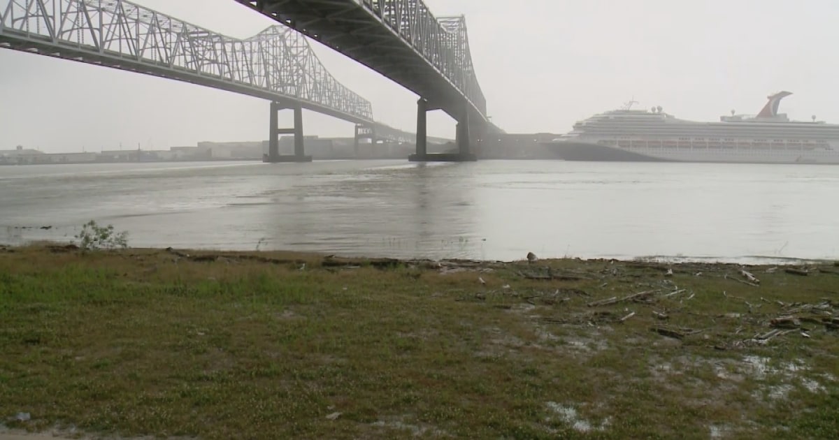 Three children missing after falling into Mississippi River