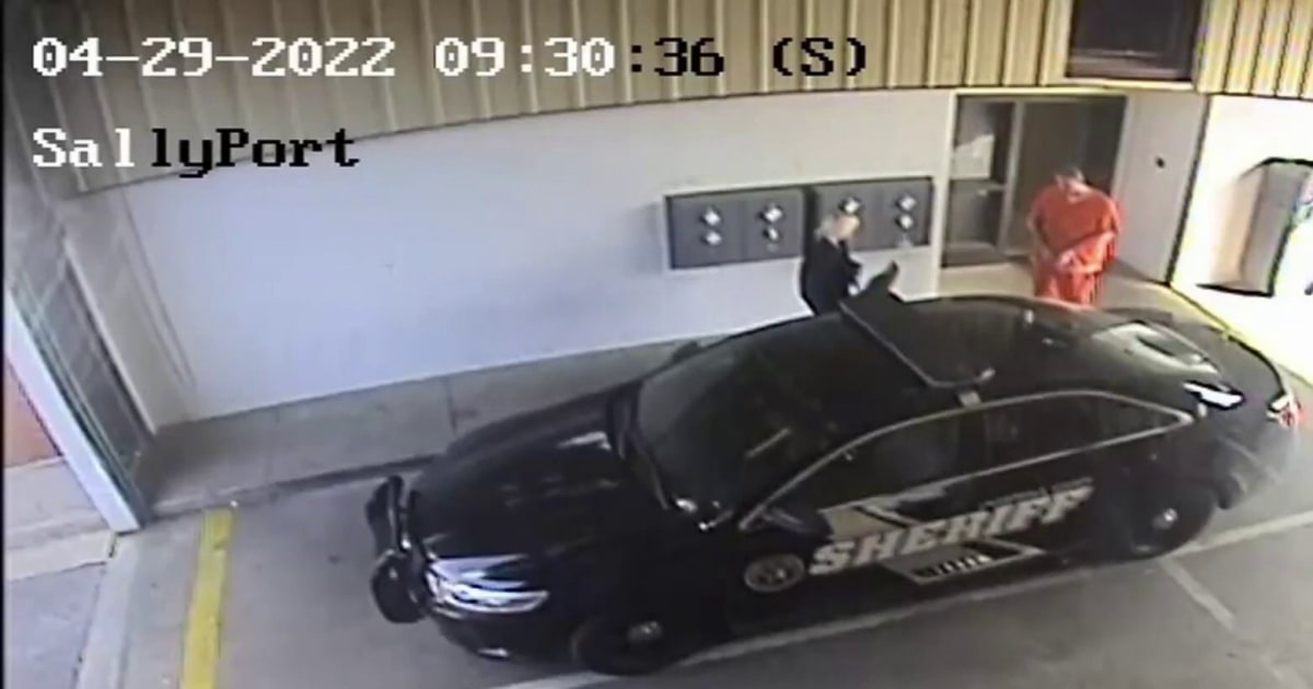 Alabama inmate escapes jail with correctional officer