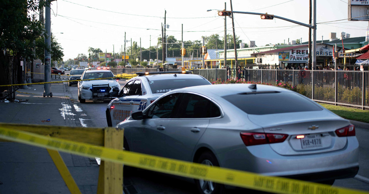 Texas flea market shooting leaves at least 2 dead, 3 injured