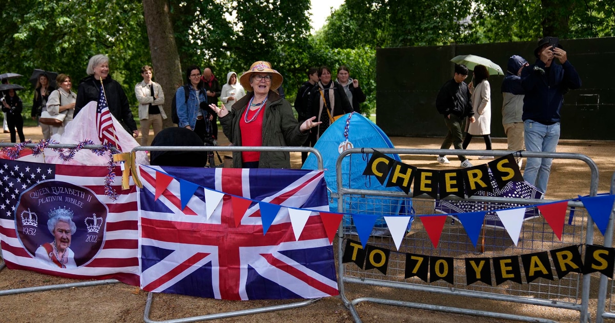 Crowds gather in London ahead of Queen Elizabeth II's Platinum Jubilee