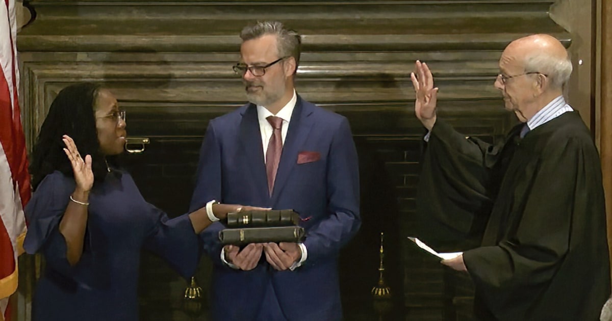 Justice Ketanji Brown Jackson sworn in as Supreme Court wraps up(02)