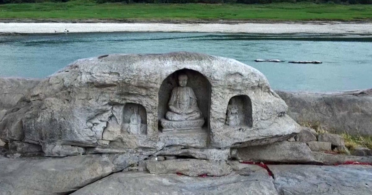 Receding waters of China's Yangtze River reveals ancient Buddhist statues
