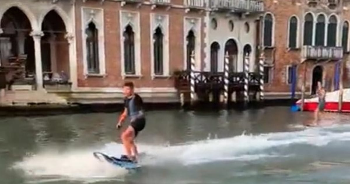 Le maire de Venise recherche des jeunes hommes faisant du foil le long du Grand Canal