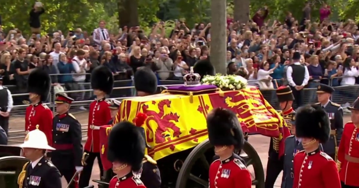 Ligne de personnes en deuil de trois milles à l’extérieur de Westminster pour dire au revoir à la reine Elizabeth II