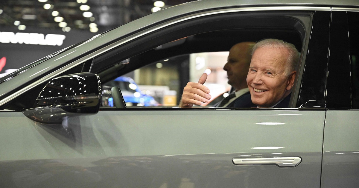 Biden drives electric car at Detroit Auto Show