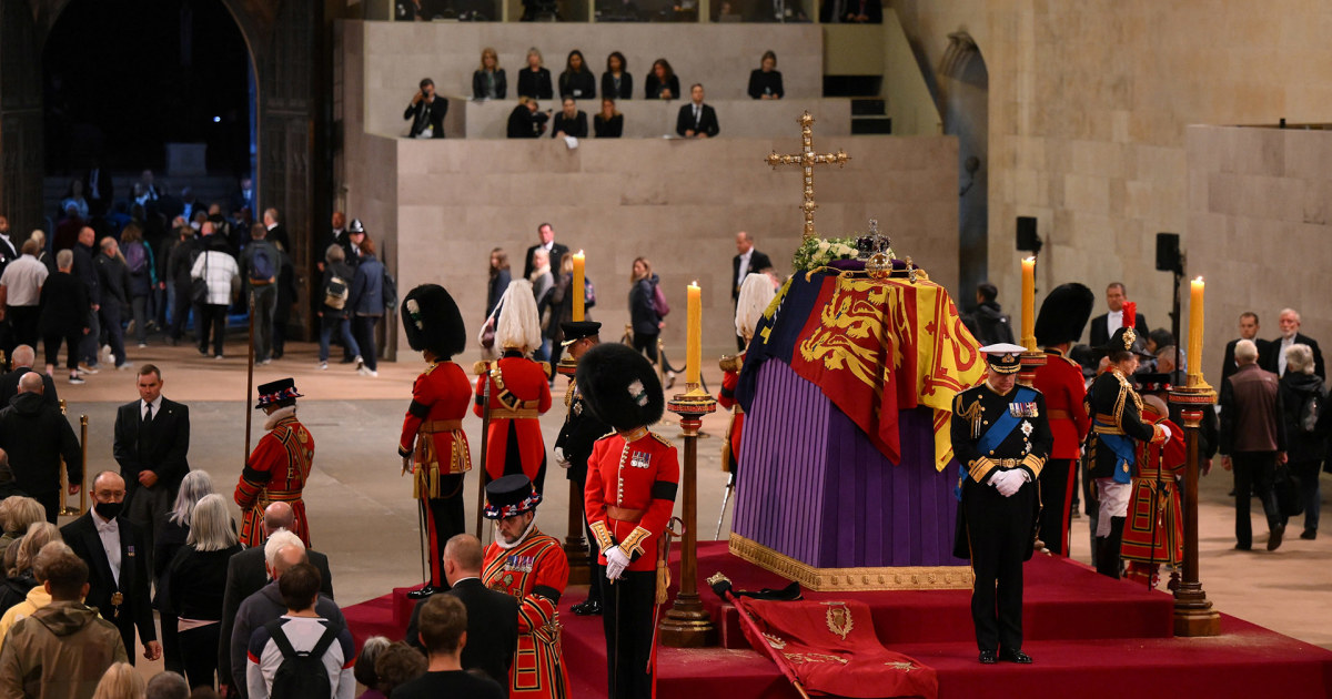 Le roi Charles III et ses frères et sœurs tiennent une veillée royale à côté du cercueil de la