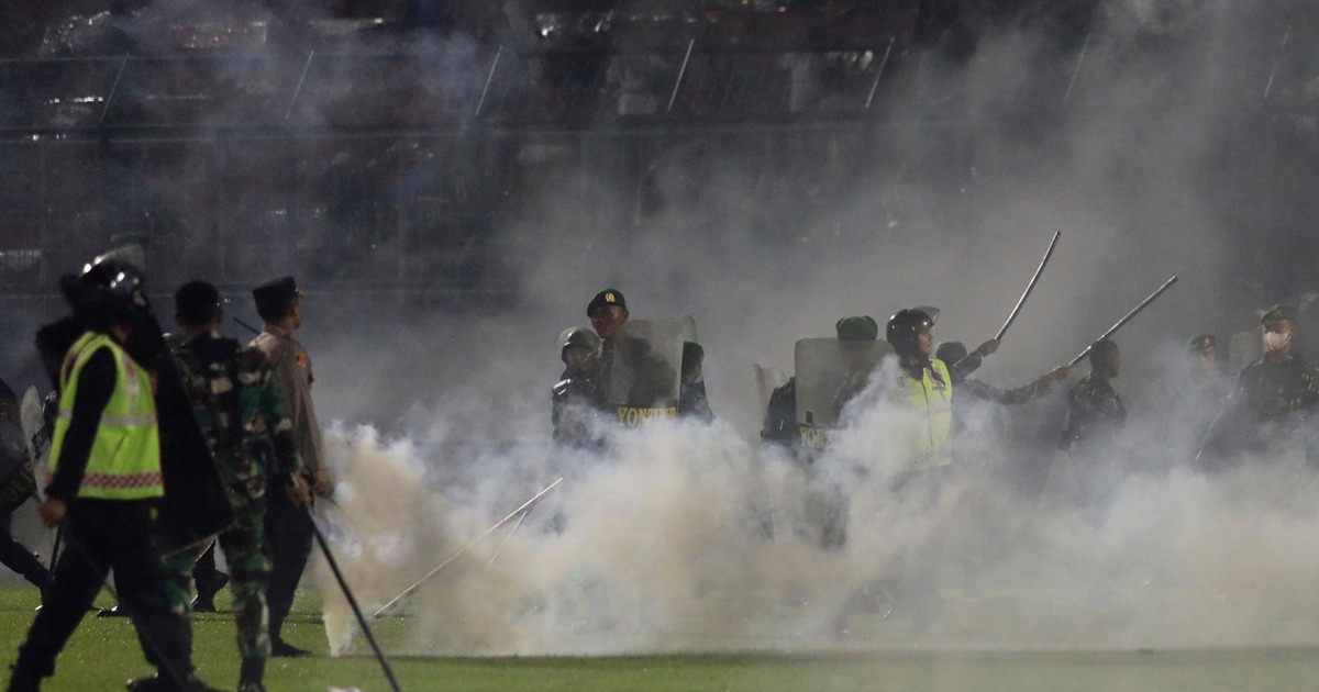 La bousculade d’un match de football en Indonésie fait au moins 129 morts