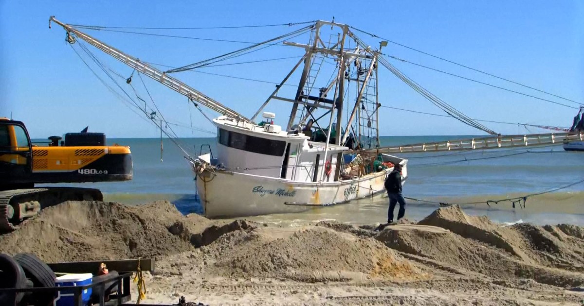 Workers free shrimp boat stuck on Myrtle Beach after Hurricane Ian