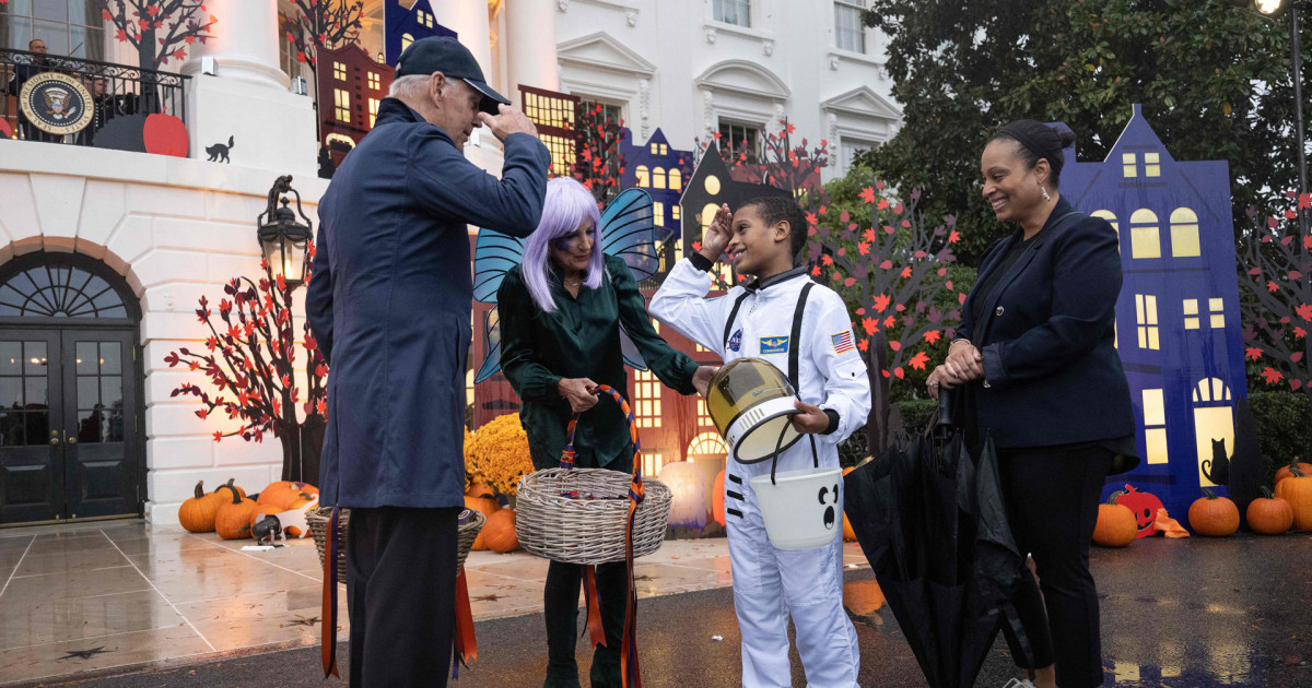 President Biden and first lady host Halloween trickortreaters at