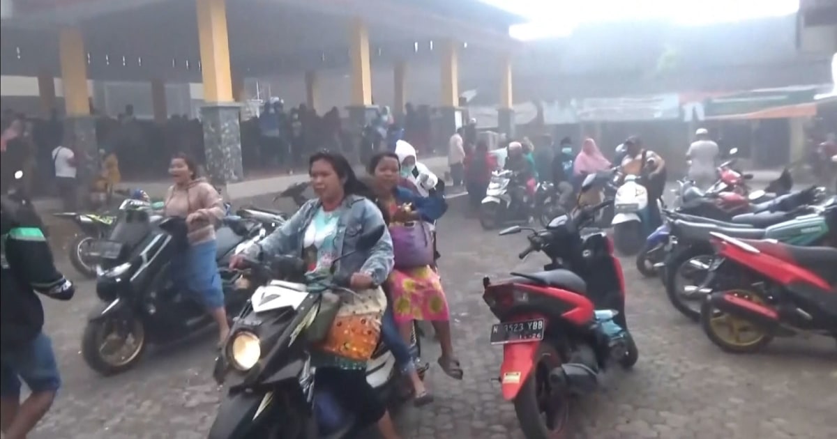 Les résidents évacuent après l’éruption du plus haut volcan d’Indonésie