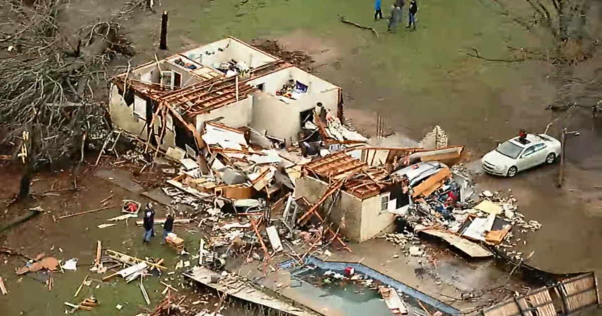 Suspected tornado destroys Oklahoma homes