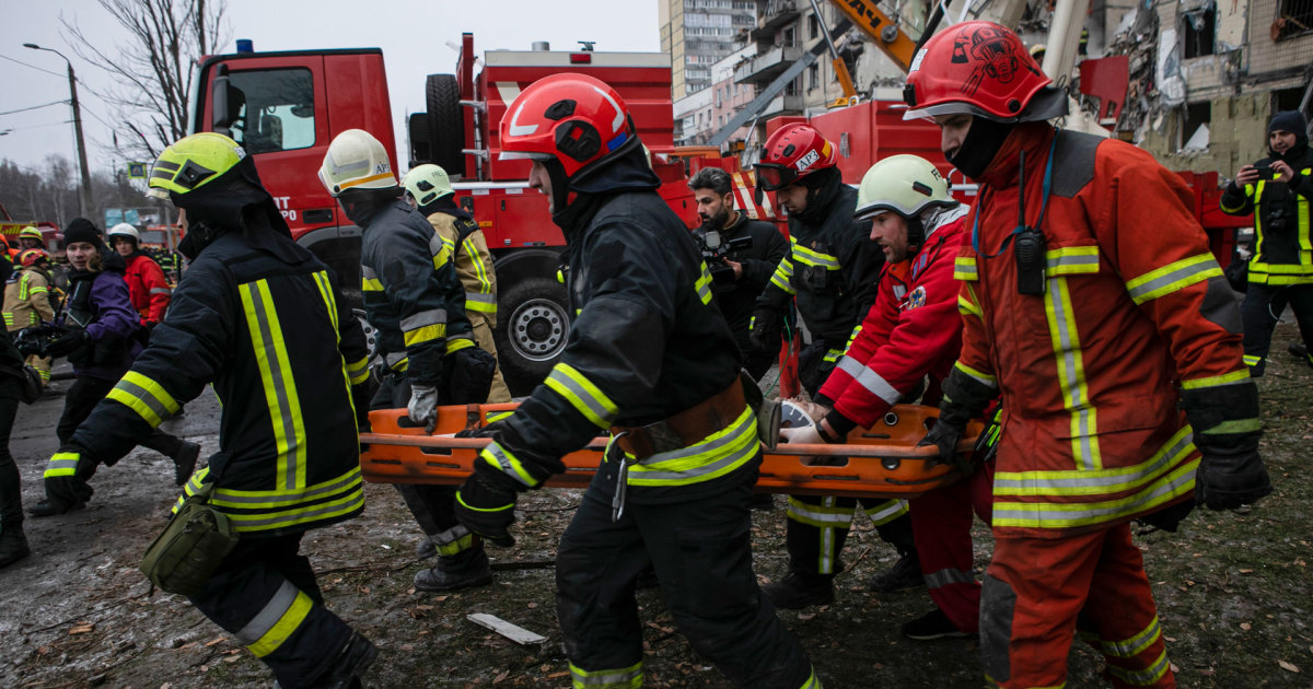 Des équipages sauvent une femme des décombres d’un immeuble en Ukraine