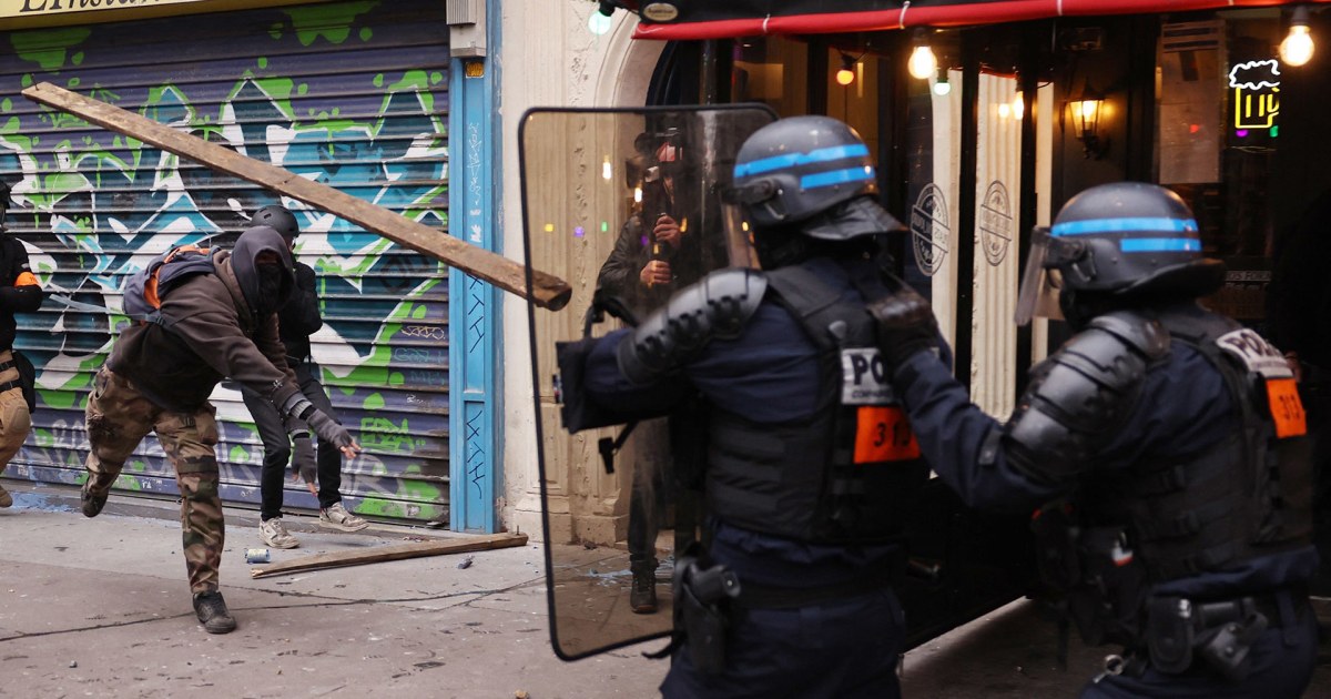 La police affronte des manifestants lors des manifestations sur l’âge de la retraite en France
