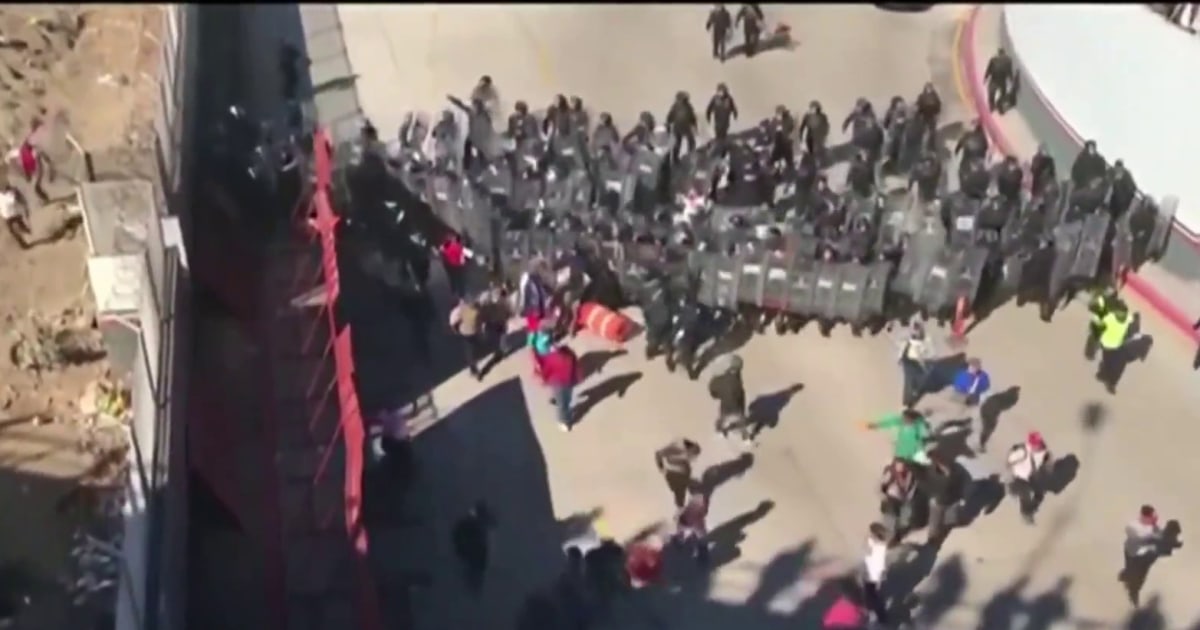 Surge of migrants attempt forced entry at Texas border 