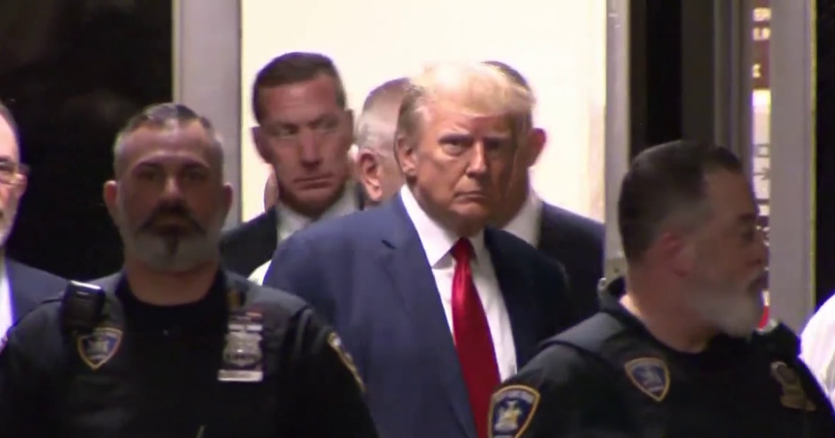 Trump entra a la corte para ser acusado