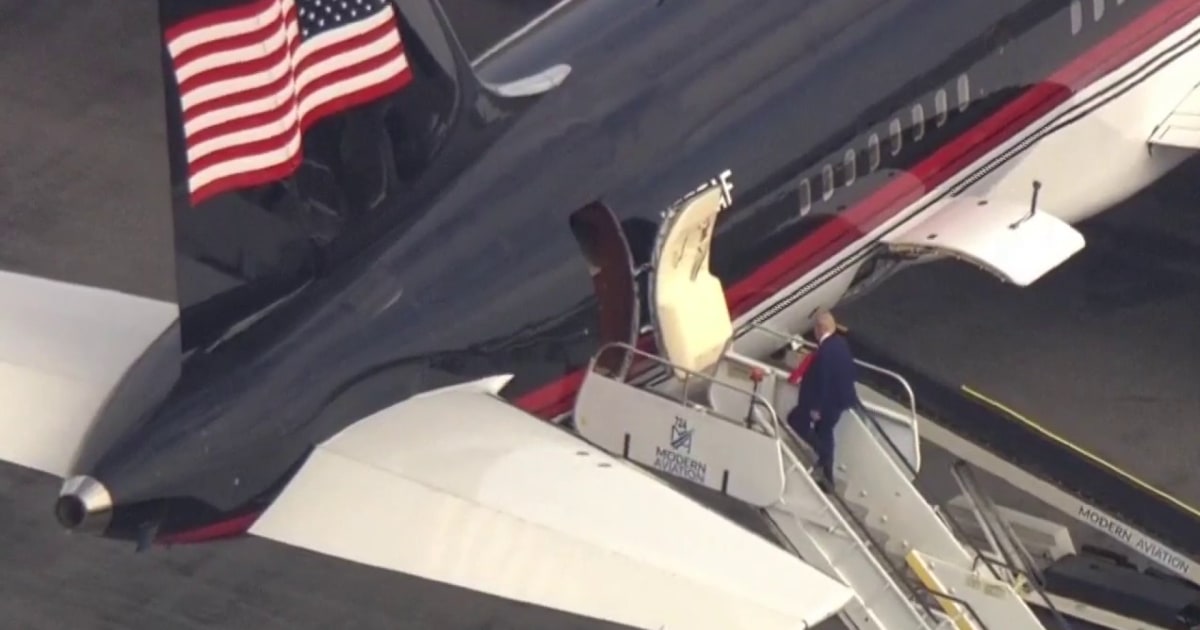Trump aborda un avión rumbo a Mar-a-Lago después de su juicio político