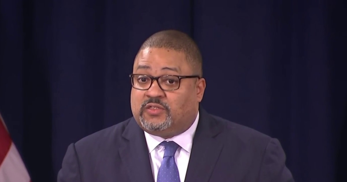 El fiscal de Manhattan Alvin Bragg analiza los cargos contra Trump