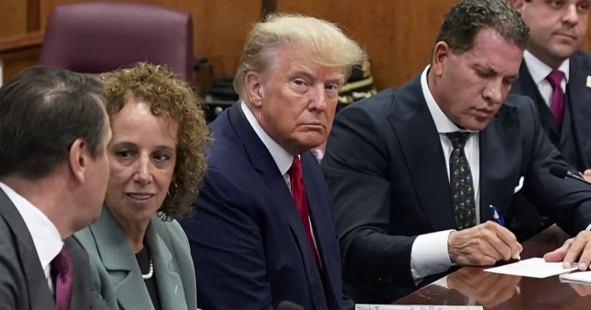 El fiscal Alvin Bragg acusa a Trump de un plan de «atrapar y matar» para influir en las elecciones de 2016