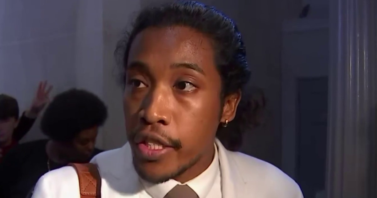 El representante de Tennessee, Justin Jones, reacciona al desalojo por las protestas por armas