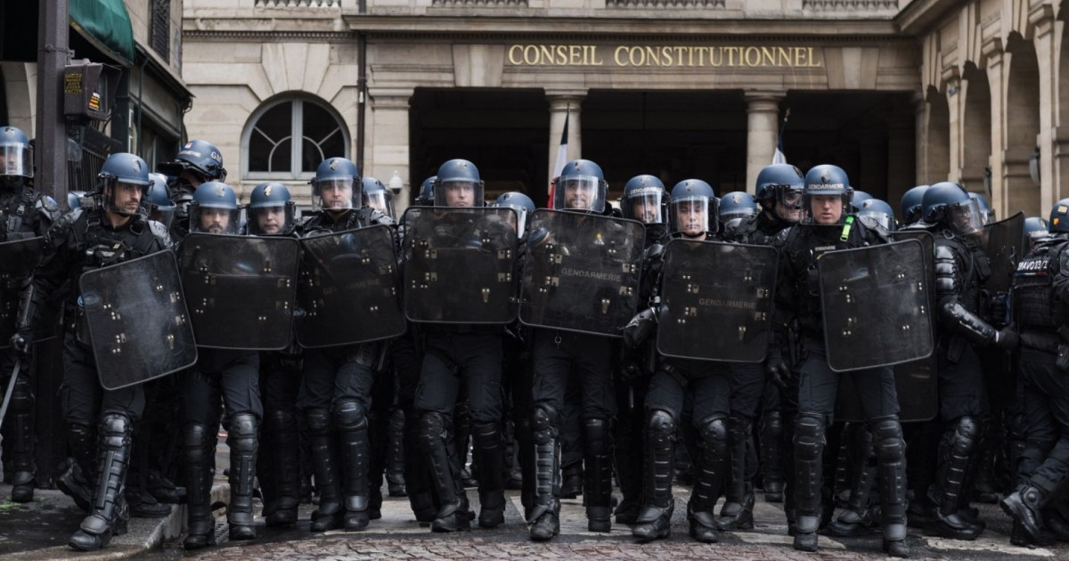 Le Conseil constitutionnel français se prononcera sur le projet de loi sur les retraites au milieu des manifestations