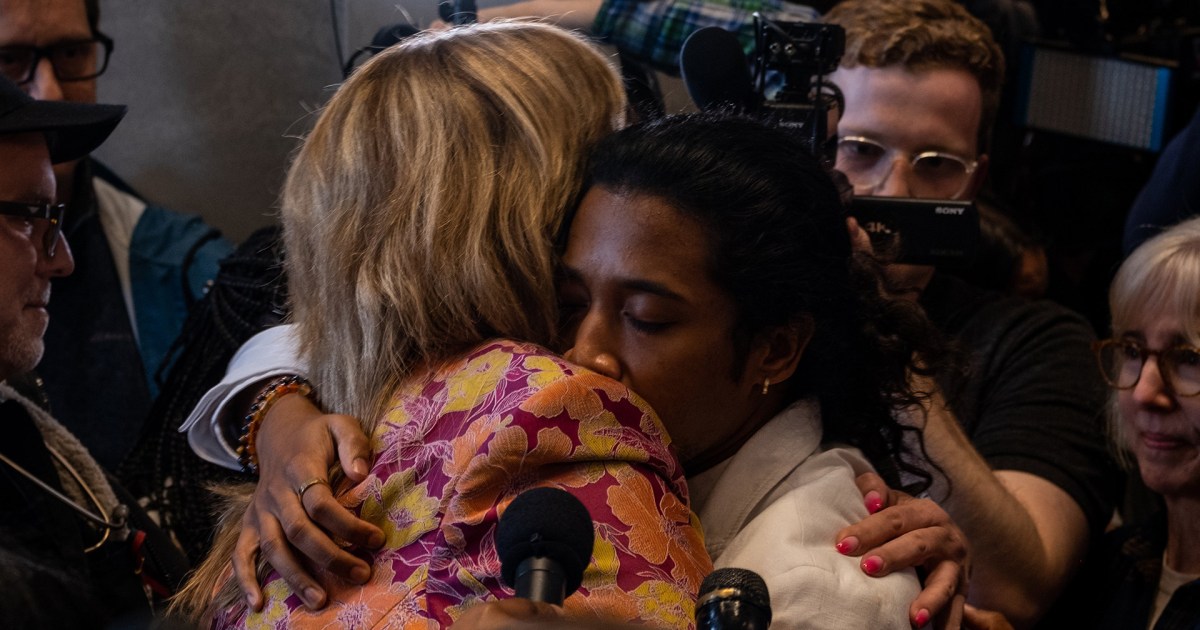 El representante Jones abraza al representante Johnson después de su expulsión de la Cámara de Representantes de Tennessee