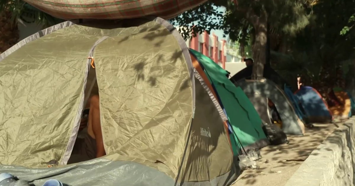 Officials: 10,000 migrants waiting in Mexico to cross border when Title ...