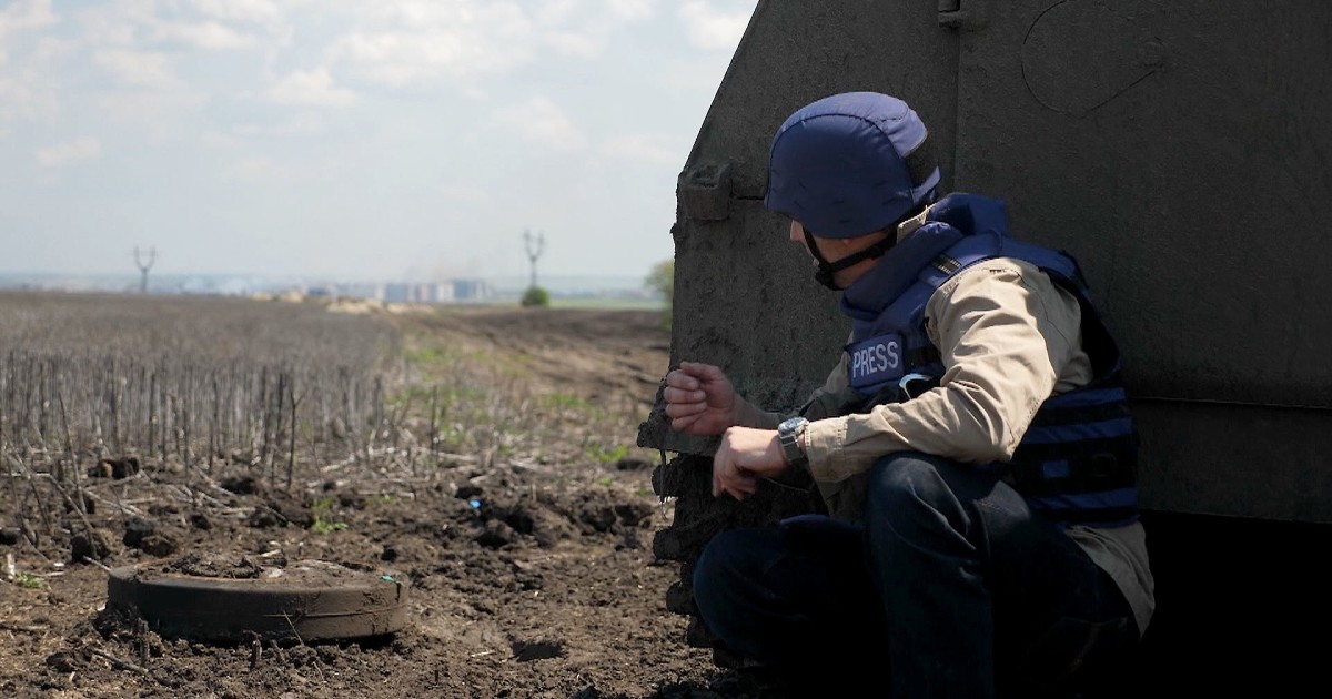 Un journaliste de Sky News esquive les obus russes pour assister aux combats de première ligne à Bakhmut, en Ukraine