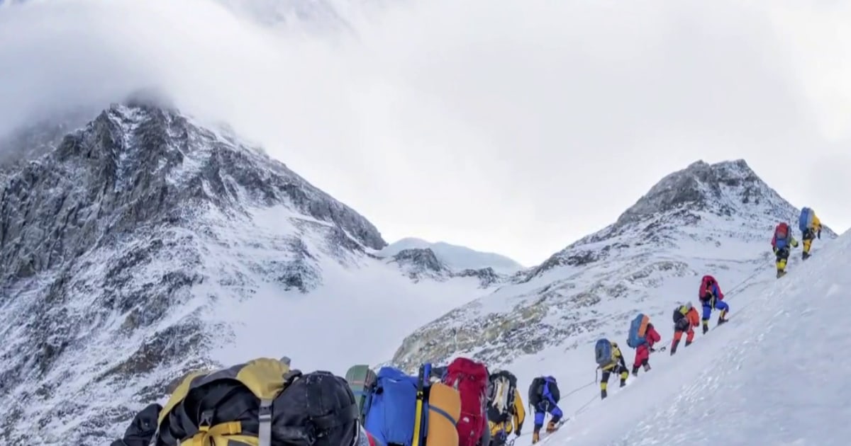 Record 274 Climbers Reach Everest Summit in One Day