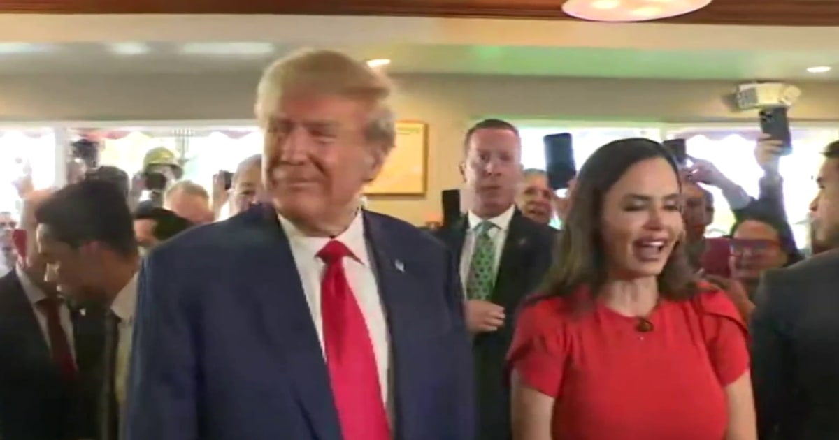 Partidarios cantan ‘Feliz cumpleaños’ a Trump en restaurante cubano tras su juicio político Partidarios cantan ‘Feliz cumpleaños’ a Trump en restaurante cubano tras su juicio político