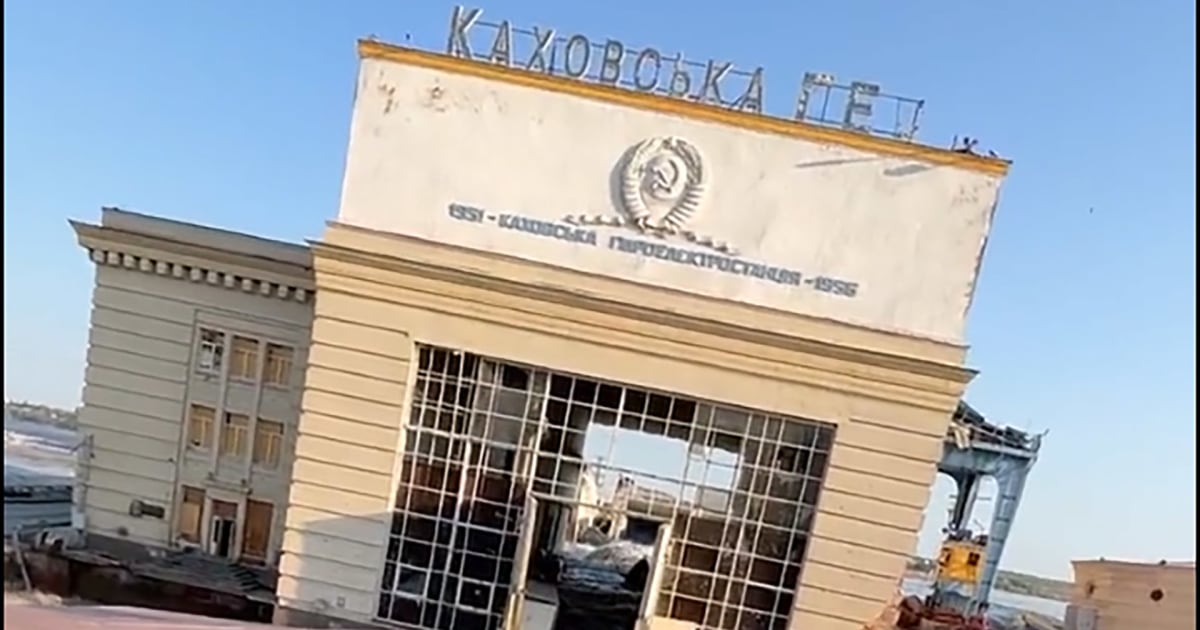 Une vidéo sur téléphone portable montre le bâtiment endommagé du générateur du barrage de Kakhovka