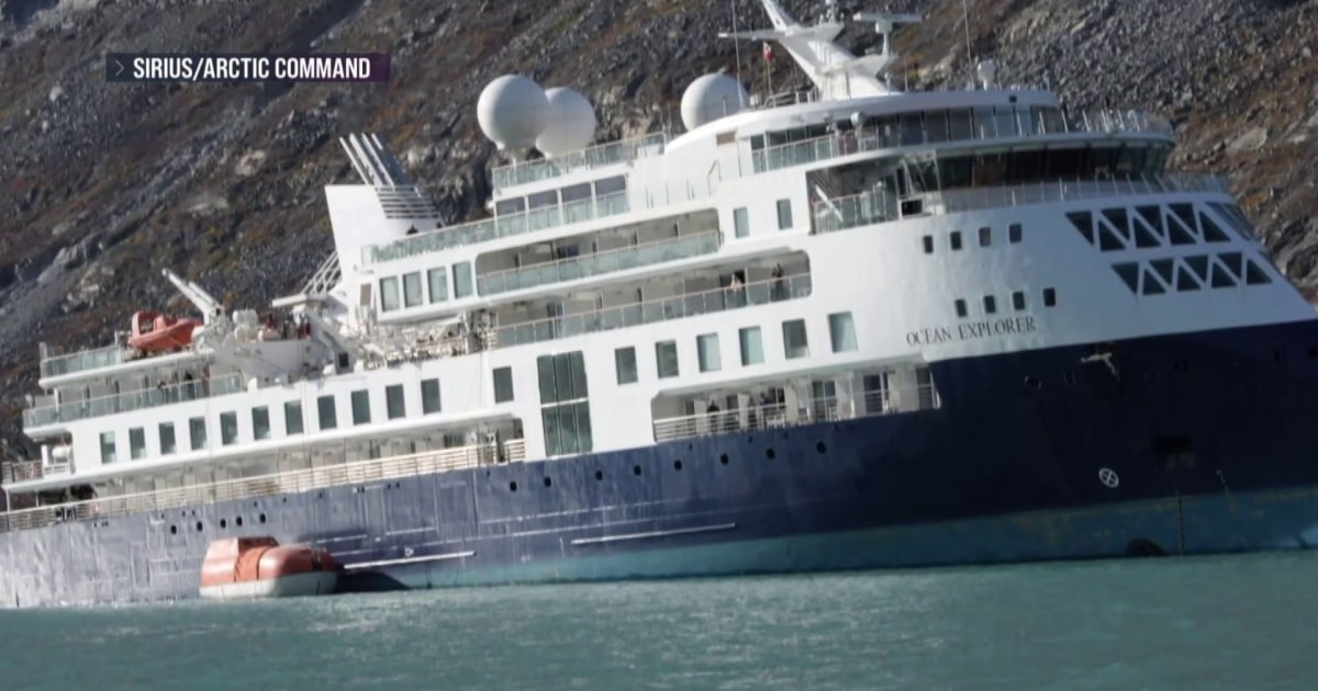 norwegian cruise ship stuck in greenland
