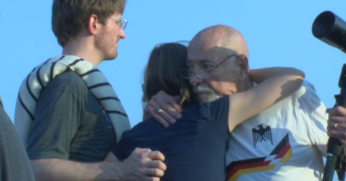 Kansas football community honors fallen sports photographer