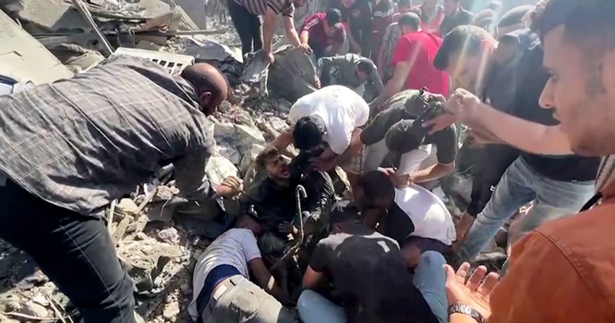 Des civils piégés et blessés après une frappe aérienne israélienne à Gaza