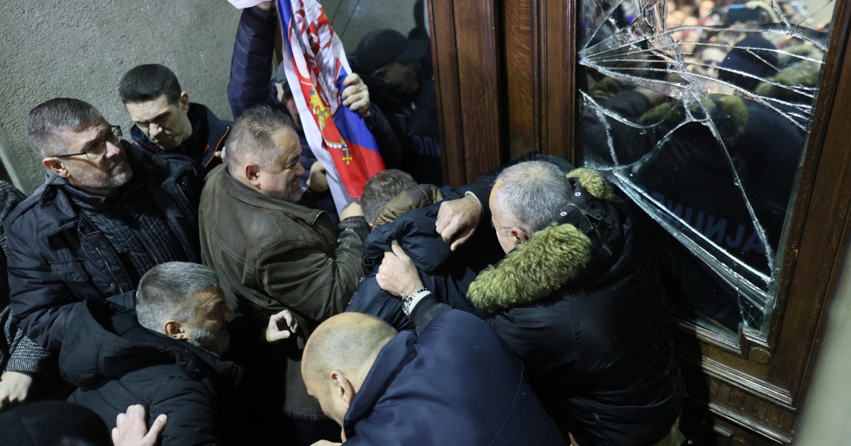 Les manifestants serbes tentent de prendre d’assaut l’hôtel de ville de la capitale