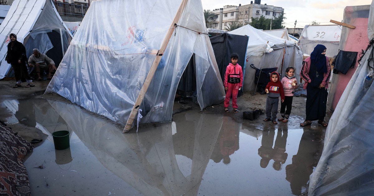 Rain adds to misery of displaced families near Gaza City