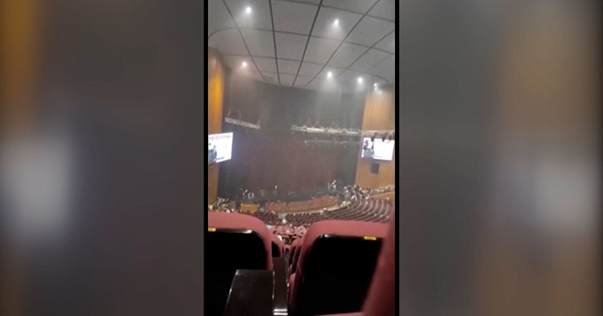 Une vidéo dans la salle de concert de Moscou montre la terreur alors que des hommes armés attaquent