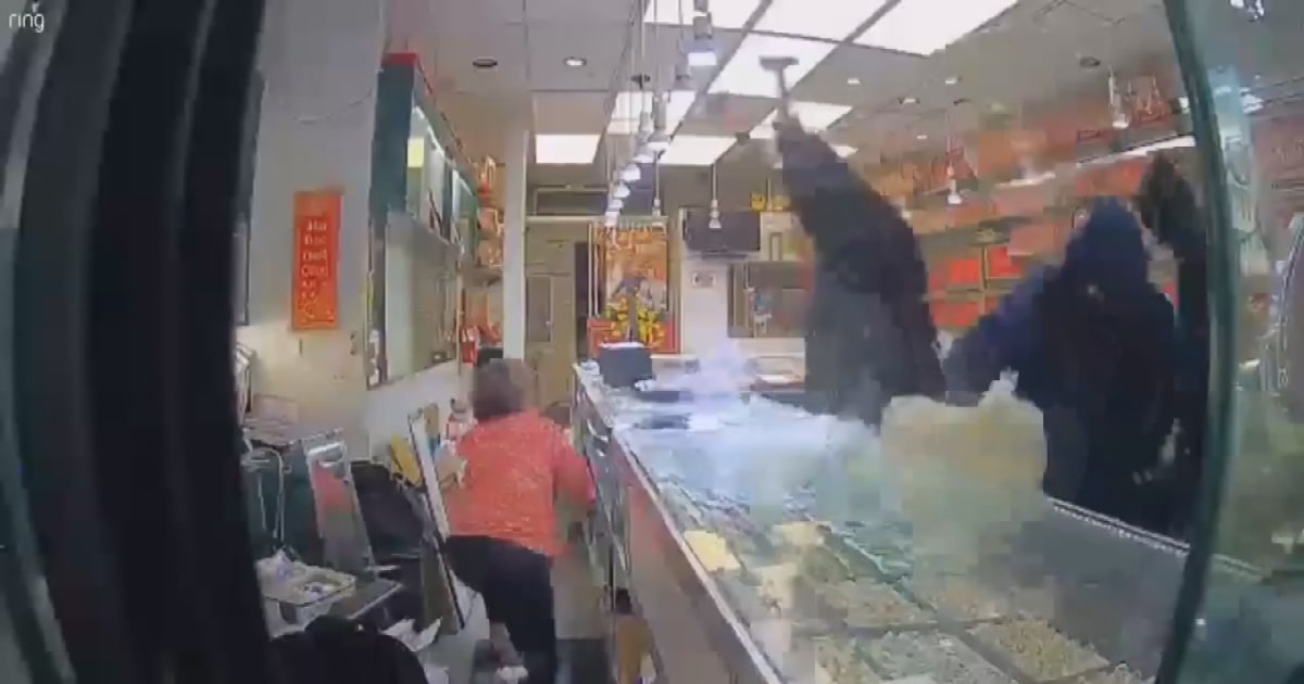 Video shows armed thieves ransack California jewelry store